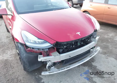 2021 Tesla Model Y Long Range Dual Motor All-Wheel Drive z USA, uszkodzony, nr VIN 5YJYGDEEXMF256471